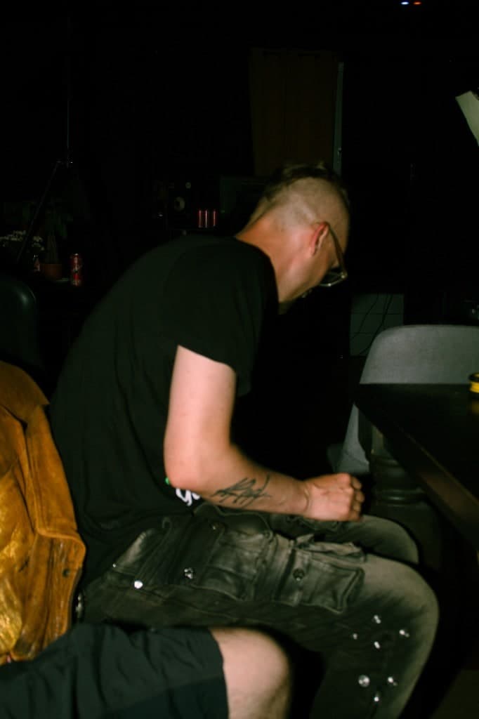 Artyom geconcentreerd aan het werk in de R.E.R.-studio