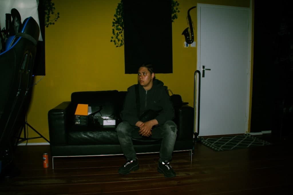 Fabs in de R.E.R.-studio tegen de gele muur