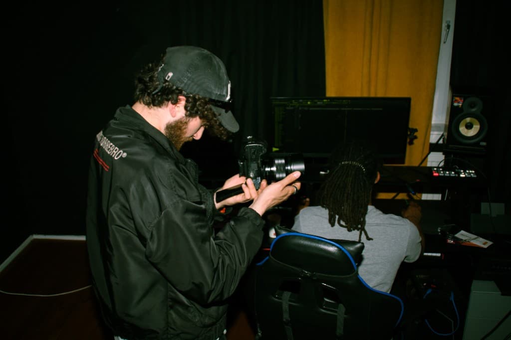 Fabrice filmt in de R.E.R.-studio tijdens een sessie