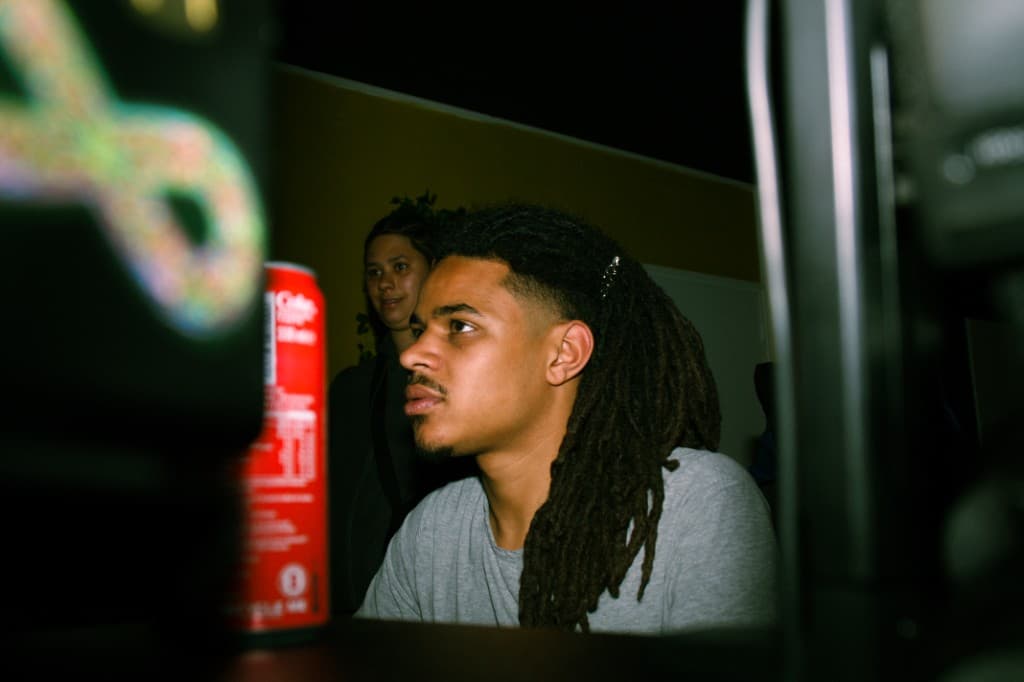 Tyrone geconcentreerd tijdens een sessie in de studio